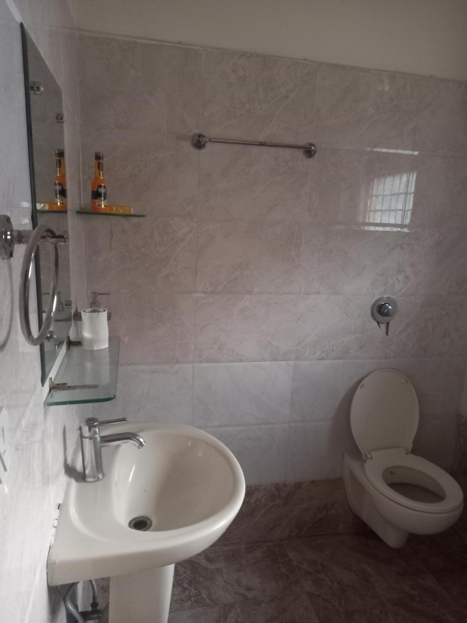 The English Gaon 4 Bhk 보팔 외부 사진